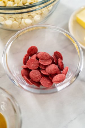 Téléchargez les photos : Ingrédients mesurés dans des bols à mélanger en verre pour préparer du caramel vert avec des cœurs rouges. - en image libre de droit
