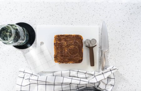 Foto de Acostado. Escanear chocolate con mantequilla de cacahuete para cortar en trozos pequeños. - Imagen libre de derechos