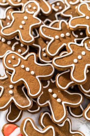 Téléchargez les photos : De nombreux biscuits au pain d'épice de Noël avec glaçage royal. - en image libre de droit