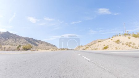 Foto de Embarcarse en un viaje por carretera de Nevada a California, conducir en la autopista 15 durante el día ofrece vistas panorámicas y un emocionante viaje entre estados. - Imagen libre de derechos