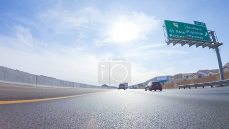 Foto de Las Vegas, Nevada, Estados Unidos-3 de diciembre de 2022-Embarcarse en un viaje por carretera a California, conducir a través de Las Vegas en la autopista 15 durante el día ofrece un viaje vibrante y animado a través de la famosa ciudad. - Imagen libre de derechos