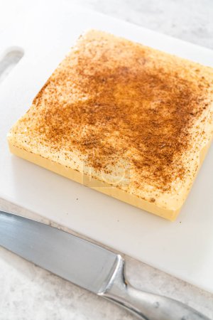Téléchargez les photos : Marquer le caramel au lait de poule avec un coupe-pâte à roulettes pour couper en petits morceaux. - en image libre de droit