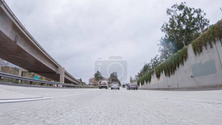 Téléchargez les photos : Los Angeles, Californie, États-Unis-4 décembre 2022-POV-Croisière sur la Californias HWY 134 près de Pasadena au milieu d'une journée nuageuse d'hiver. - en image libre de droit