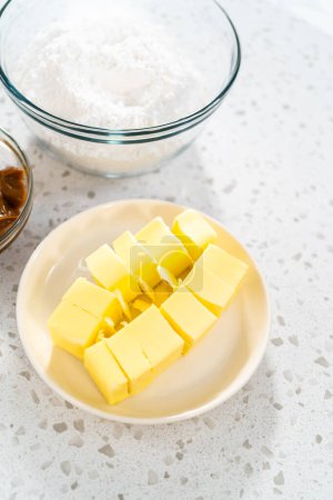 Foto de Ingredientes medidos en cuencos de vidrio para hacer glaseado de crema de mantequilla dulce de leche. - Imagen libre de derechos