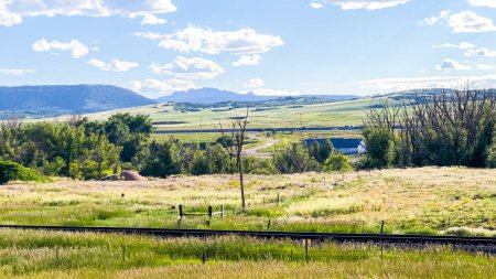 Téléchargez les photos : Depuis le nouveau quartier résidentiel du Colorado, une vue captivante se déploie, mettant en valeur de vastes terres agricoles et une chaîne de montagnes majestueuse au loin, créant un cadre pittoresque et serein - en image libre de droit