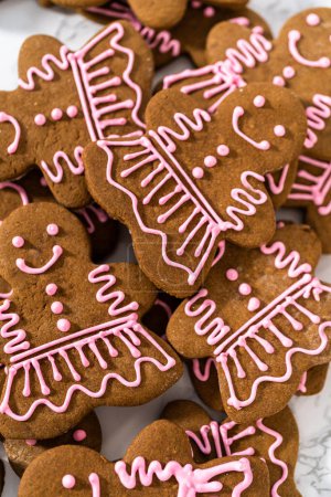 Foto de Muchas galletas de jengibre de Navidad con glaseado real. - Imagen libre de derechos
