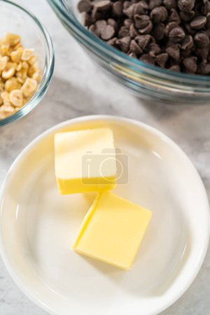 Foto de Ingredientes medidos en cuencos de vidrio para preparar caramelo de avellana de chocolate. - Imagen libre de derechos