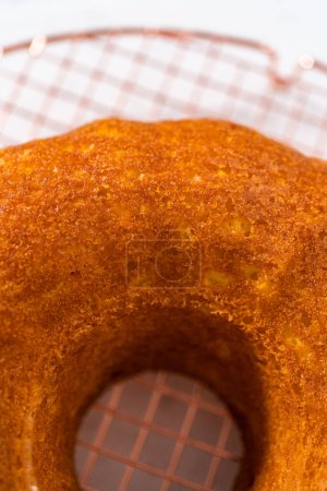 Foto de Enfriamiento pastel de vainilla simple recién horneado en un mostrador de cocina. - Imagen libre de derechos