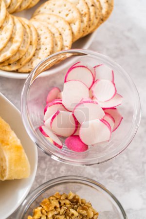 Téléchargez les photos : Ingrédients mesurés dans des bols à mélanger en verre pour faire du beurre avec des légumes et du pain. - en image libre de droit