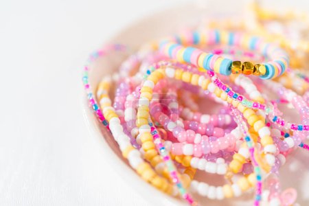 Foto de Niñas pulseras encantadoras adornadas con arcilla y perlas de mar. - Imagen libre de derechos