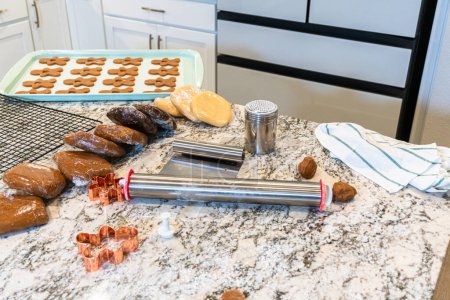 Foto de En una cocina blanca contemporánea, masa de galletas de jengibre se implementa hábilmente, preparando el escenario para un delicioso regalo de vacaciones. - Imagen libre de derechos