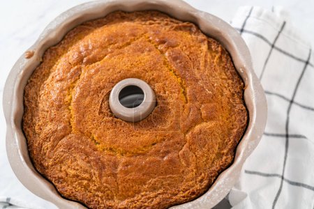 Téléchargez les photos : Refroidissement fraîchement cuit gâteau bundt citron myrtille sur le comptoir de cuisine. - en image libre de droit