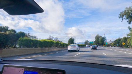 Téléchargez les photos : Los Angeles, Californie, États-Unis-4 décembre 2022-POV-Conduite sur la route 101 près de Santa Barbara, Californie, la route est entourée de nuages en hiver, créant une atmosphère humide tout en restant - en image libre de droit