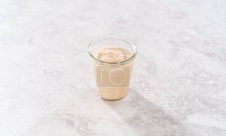Téléchargez les photos : Sauce suédoise aux boulettes de viande maison dans un bocal en verre sur un comptoir de cuisine. - en image libre de droit