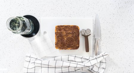Téléchargez les photos : Pose plate. Marquage de caramel au beurre d'arachide au chocolat pour découper en petits morceaux. - en image libre de droit