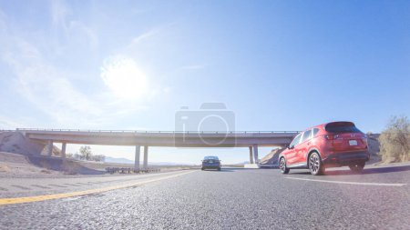 Foto de HWY 15, California, USA-December 3, 2022-Embarcarse en un viaje por carretera de Nevada a California, conducir en la autopista 15 durante el día ofrece vistas panorámicas y un emocionante viaje entre estados. - Imagen libre de derechos