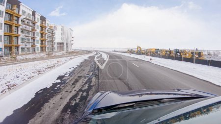 Foto de Centenario, Colorado, Estados Unidos-30 de enero de 2023-Navegar por una carretera de fachada después de la tormenta invernal ofrece un viaje sereno. El paisaje circundante, cubierto de nieve, contribuye a la paz y la pintoresca - Imagen libre de derechos