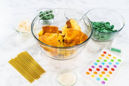 Téléchargez les photos : Ingrédients mesurés dans des bols à mélanger en verre pour faire éclater le gâteau au cactus pour la célébration du Cinco de Mayo. - en image libre de droit