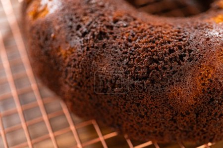 Foto de El pastel de pan de jengibre se enfría con gracia en un estante de alambre, esperando su glaseado de caramelo dulce. - Imagen libre de derechos