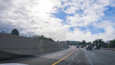 Foto de Los Angeles, California, USA-December 4, 2022-POV-Driving on HWY 101 near Santa Barbara, California, the road is shrouded in cloudiness during winter, creating a moody atmosphere while still - Imagen libre de derechos