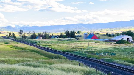 Téléchargez les photos : Depuis le nouveau quartier résidentiel du Colorado, une vue captivante se déploie, mettant en valeur de vastes terres agricoles et une chaîne de montagnes majestueuse au loin, créant un cadre pittoresque et serein - en image libre de droit