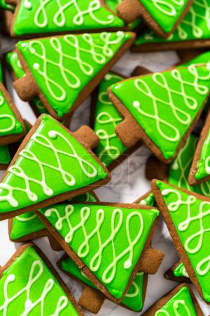 Téléchargez les photos : De nombreux biscuits au pain d'épice de Noël avec glaçage royal. - en image libre de droit