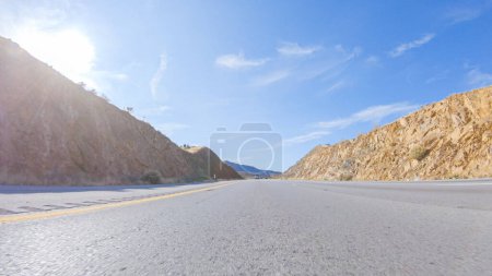 Foto de Embarcarse en un viaje por carretera de Nevada a California, conducir en la autopista 15 durante el día ofrece vistas panorámicas y un emocionante viaje entre estados. - Imagen libre de derechos