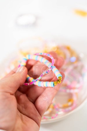 Téléchargez les photos : Petites filles charmants bracelets ornés de perles d'argile et de mer. - en image libre de droit