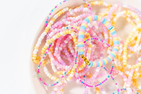 Foto de Niñas pulseras encantadoras adornadas con arcilla y perlas de mar. - Imagen libre de derechos