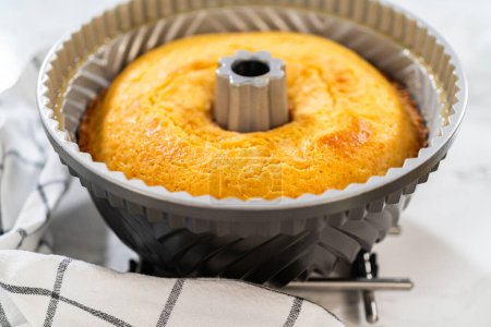 Téléchargez les photos : Permettre au gâteau de lapin fraîchement cuit de se refroidir progressivement avant de l'extraire de la casserole est une étape essentielle dans le processus. - en image libre de droit