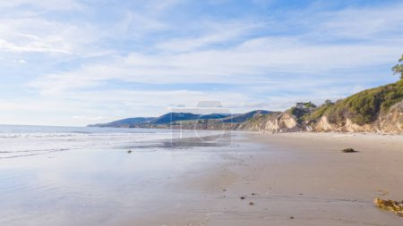 Téléchargez les photos : Les vastes sables de El Capitan State Beach en Californie sont vides et tranquilles pendant l'hiver. - en image libre de droit