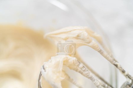 Foto de Creando un deleite delicioso, el proceso de hacer glaseado casero de queso crema implica mezclar ingredientes cremosos para lograr la textura y el sabor perfectos.. - Imagen libre de derechos