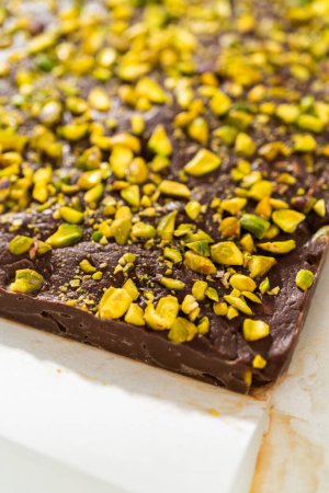 Téléchargez les photos : Scoring chocolate pistachio fudge into perfect squares for cutting. - en image libre de droit