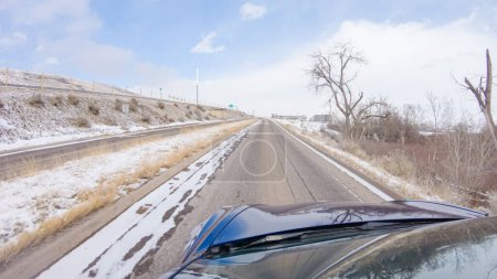 Foto de Navegar por una carretera de entrada después de la tormenta de invierno ofrece un paseo sereno. El paisaje circundante, cubierto de nieve, contribuye al ambiente tranquilo y pintoresco, mejorando la conducción - Imagen libre de derechos