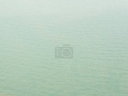 Téléchargez les photos : Une superbe scène hivernale mettant en valeur les eaux du lac Michigans, vue depuis un grand bâtiment de Chicago. - en image libre de droit