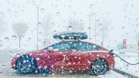 Téléchargez les photos : Denver, Colorado, États-Unis-7 décembre 2022-POV-Lors d'un voyage hivernal dans l'ouest du Colorado, une voiture électrique Tesla s'arrête à une station de Superchargeur. - en image libre de droit