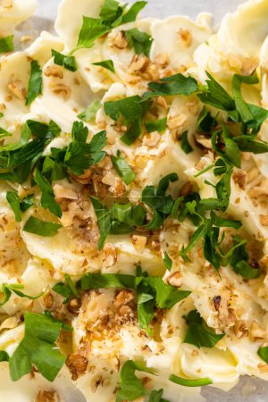 Téléchargez les photos : Étaler du beurre non salé à température ambiante pour préparer une planche de beurre végétarienne pour une fête. - en image libre de droit