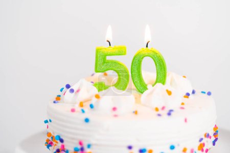 Foto de Pequeño pastel de cumpleaños para 50 cumpleaños en un plato de pastel blanco. - Imagen libre de derechos