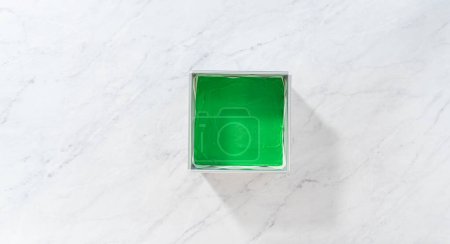 Foto de Acostado. Anotar caramelo verde en cuadrados perfectos para el corte. - Imagen libre de derechos