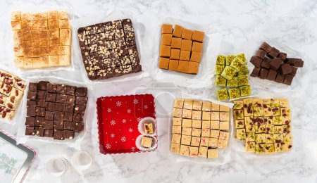 Foto de Acostado. Embalaje de una variedad casera de caramelo para regalos de comida navideña en cajas de lata. - Imagen libre de derechos