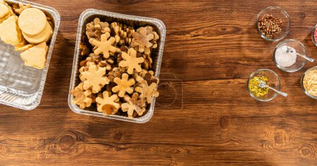 Téléchargez les photos : Biscuits dorés en forme de flocons de neige, empilés de façon complexe. - en image libre de droit