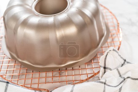 Foto de Enfriamiento pastel de calabaza recién horneado en el mostrador de la cocina. - Imagen libre de derechos