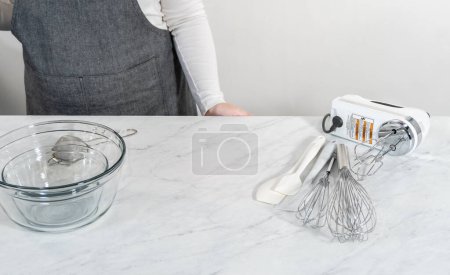 Foto de Herramientas de cocina para hornear pasteles en el mostrador de la cocina. - Imagen libre de derechos