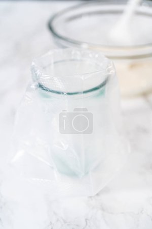 Foto de Transferencia de glaseado real casero en las bolsas de tuberías para decorar las galletas de azúcar. - Imagen libre de derechos