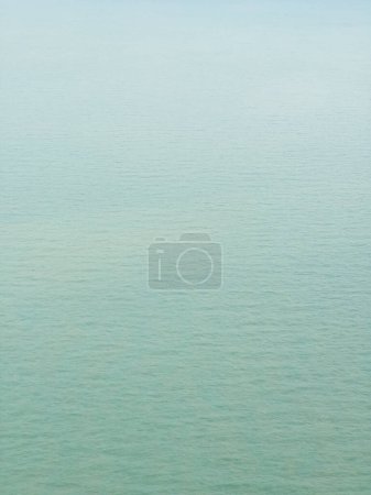 Foto de Una impresionante escena de invierno que muestra las aguas del lago Michigans, vista desde un alto edificio de Chicago. - Imagen libre de derechos