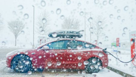 Téléchargez les photos : Denver, Colorado, États-Unis-7 décembre 2022-POV-Lors d'un voyage hivernal dans l'ouest du Colorado, une voiture électrique Tesla s'arrête à une station de Superchargeur. - en image libre de droit