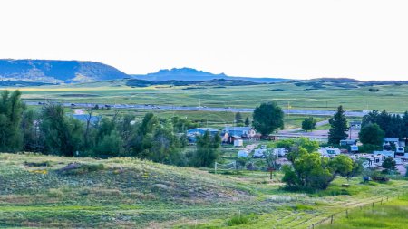 Téléchargez les photos : Castle Rock, Colorado, États-Unis-18 juin 2023-Du nouveau quartier résidentiel du Colorado, une vue captivante se déploie, mettant en valeur de vastes terres agricoles et une chaîne de montagnes majestueuse dans le - en image libre de droit