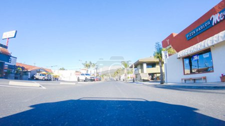 Téléchargez les photos : Santa Maria, Californie, États-Unis-6 décembre 2022-Voiture dans les rues de la ville de Pismo Beach, Californie pendant l'hiver. - en image libre de droit