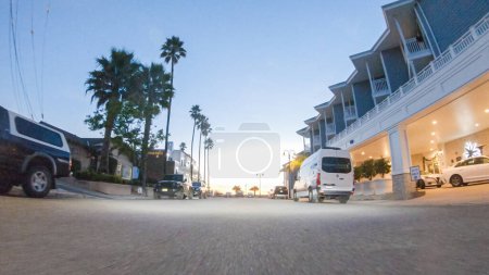 Téléchargez les photos : Los Angeles, Californie, États-Unis-4 décembre 2022-POV-Alors que le soleil se couche, rouler sur la route 101 près de Pismo Beach, Californie devient une expérience captivante avec le ciel peint dans des tons d'orange et de rose - en image libre de droit