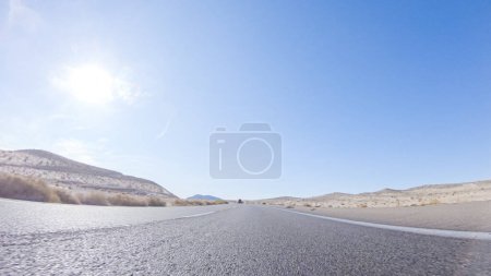 Téléchargez les photos : Embarquant pour un voyage en voiture du Nevada à la Californie, conduire sur l'autoroute 15 pendant la journée offre des vues panoramiques et un voyage passionnant entre les États. - en image libre de droit